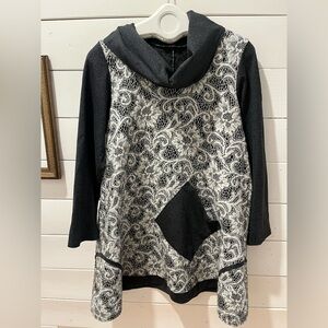 Lace gray and white tunic size M/L ⚠️